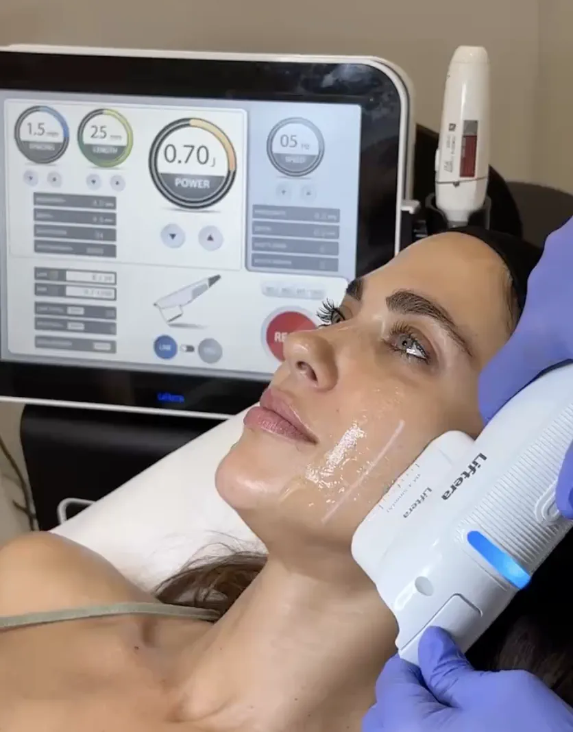 LIFTERA. Mujer en tratamiento facial.