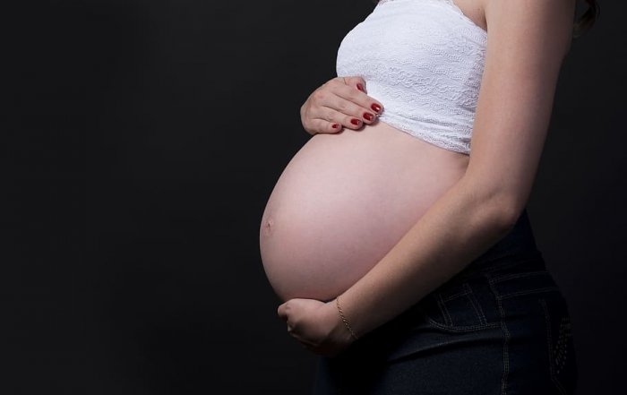mujer embarazada que cuida su piel