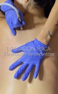 Exfoliación física: Eliminación de las impurezas con Aquapure.