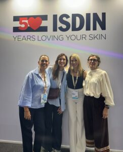 Congreso Nacional de Dermatología de la AEDV. La Dra. Vilavella con otras asistentes al evento.